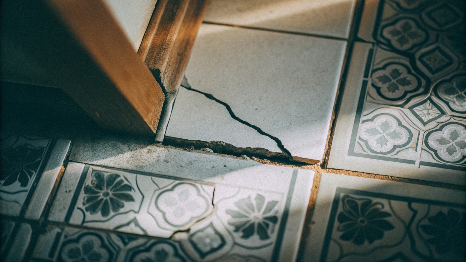 Как убрать сколы и трещины на плитке. Лайфхаки и советы экспертов