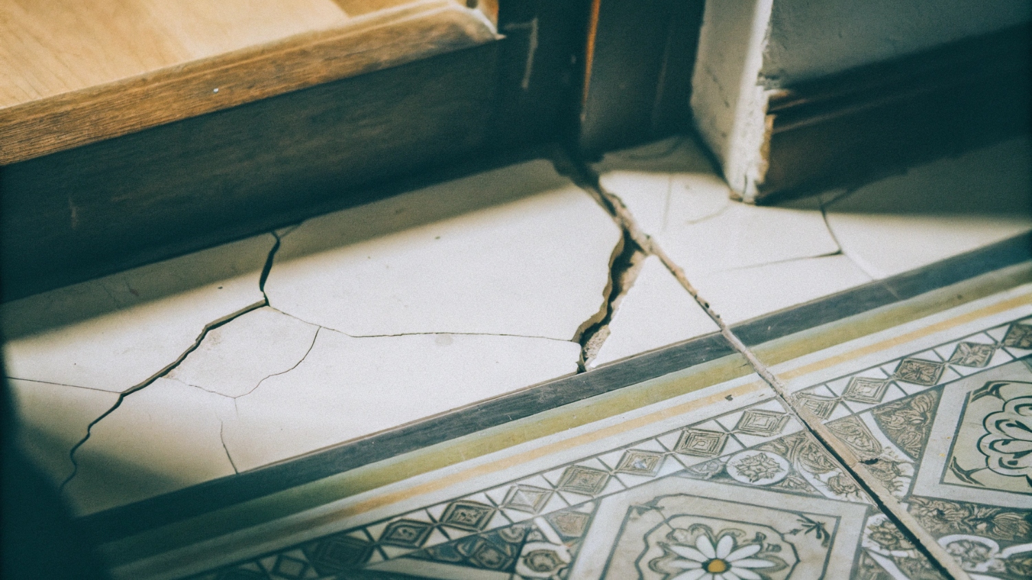 Как убрать сколы и трещины на плитке. Лайфхаки и советы экспертов