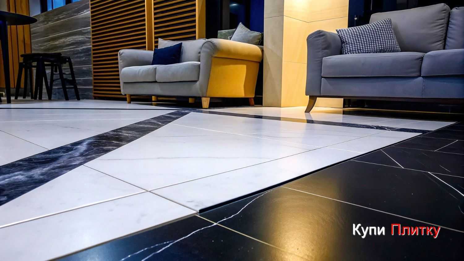 Напольный керамогранит под мрамор в гостиной с мягким блеском